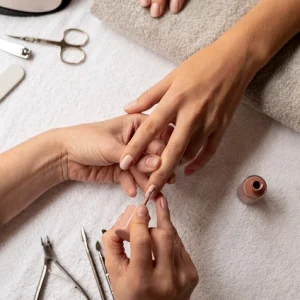 mujer haciendo las uñas a una clienta